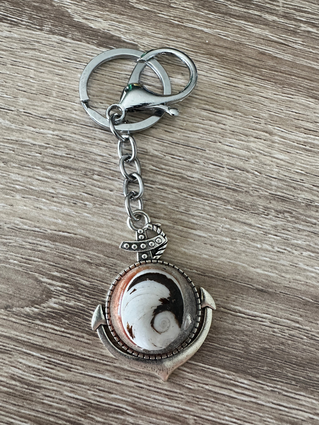 Porte-clés ancre argenté avec cabochon Œil de Sainte-Lucie brun