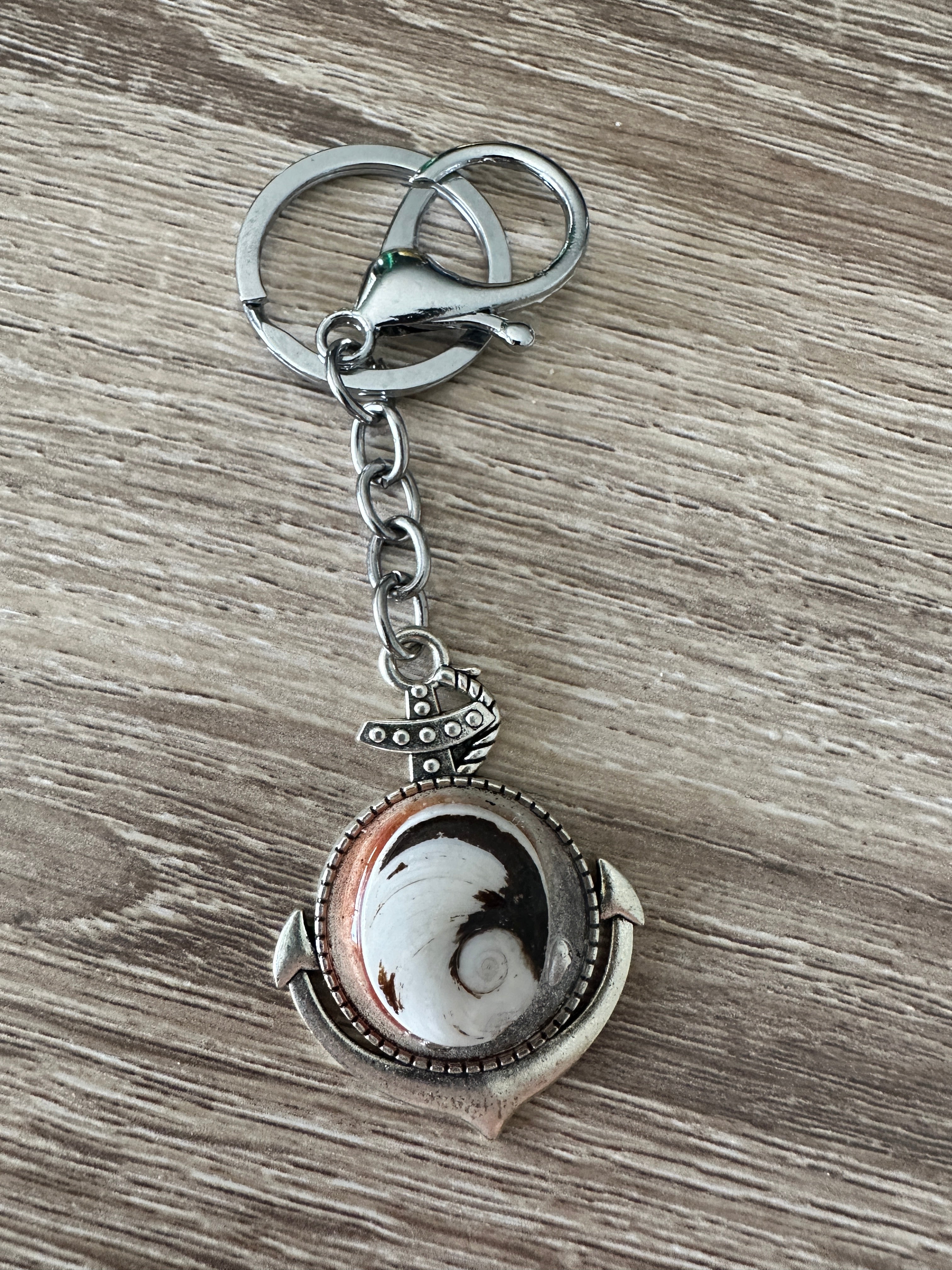 Porte-clés ancre argenté avec cabochon Œil de Sainte-Lucie brun