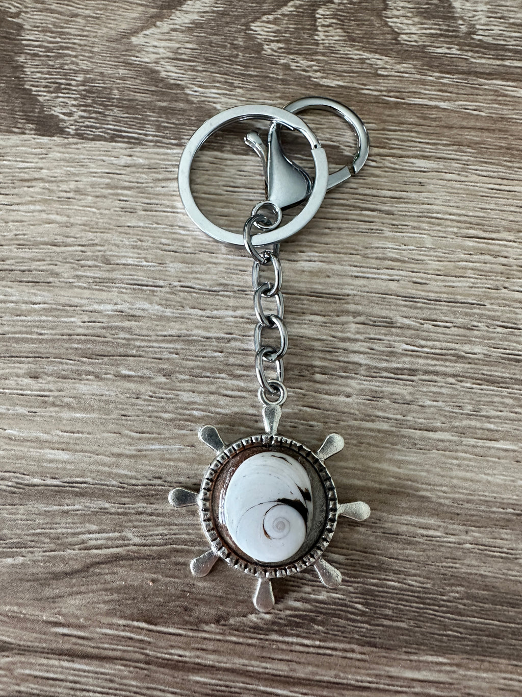 Porte-clés gouvernail argenté avec cabochon Œil de Sainte-Lucie clair, second angle