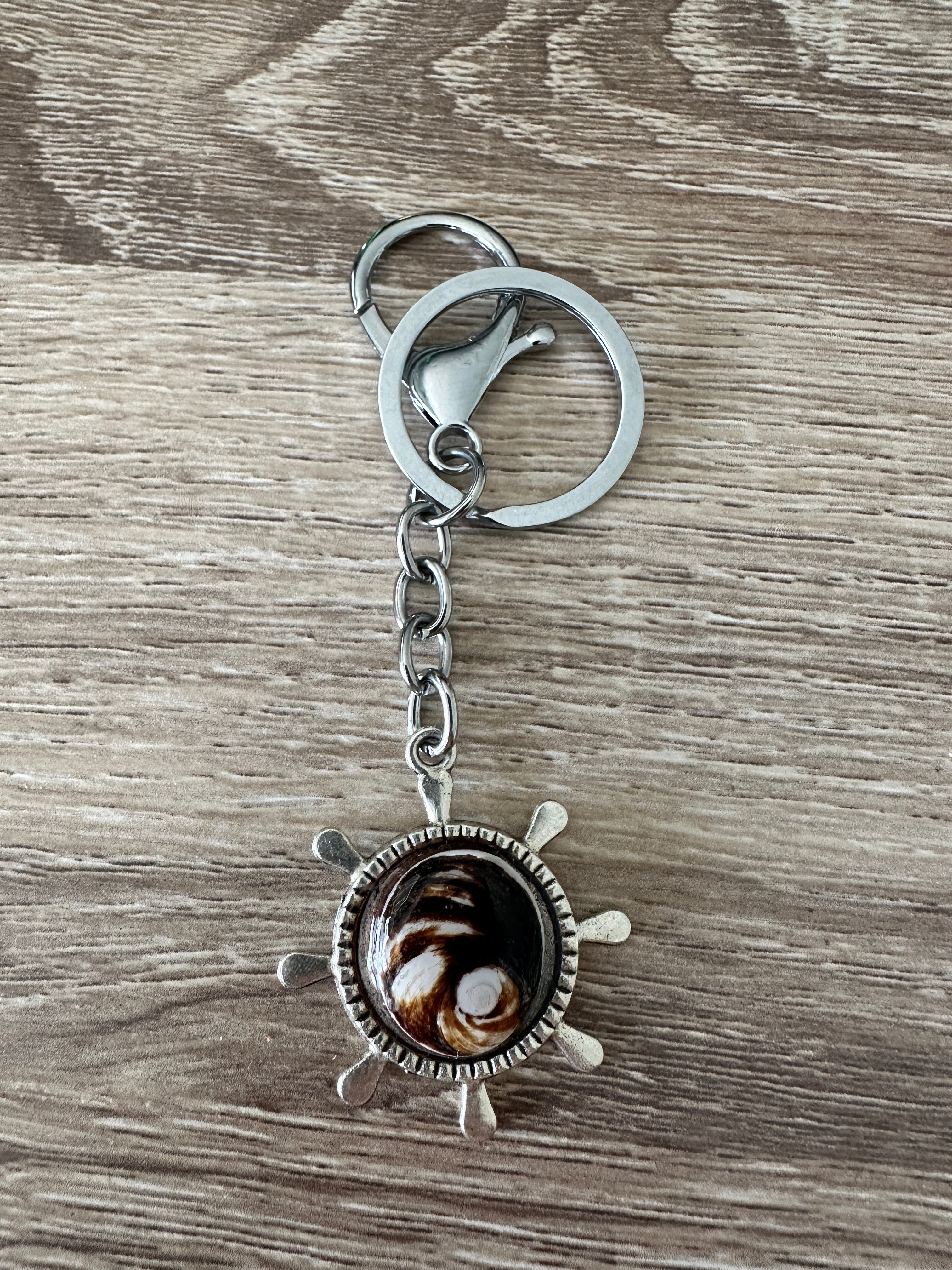 Porte-clés gouvernail argenté avec cabochon Œil de Sainte-Lucie brun