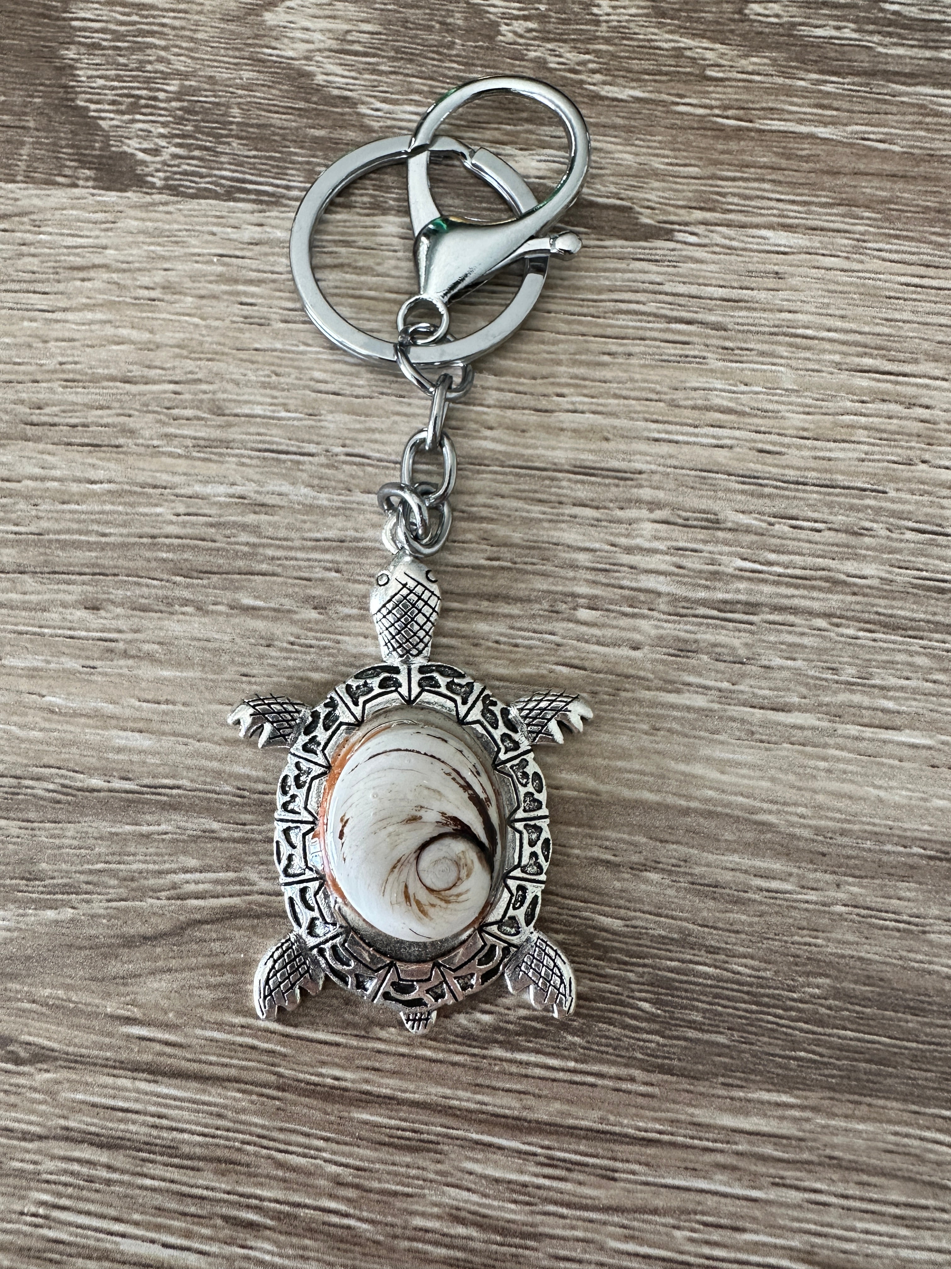 Porte-clés tortue argenté avec cabochon Œil de Sainte-Lucie clair, vue verticale